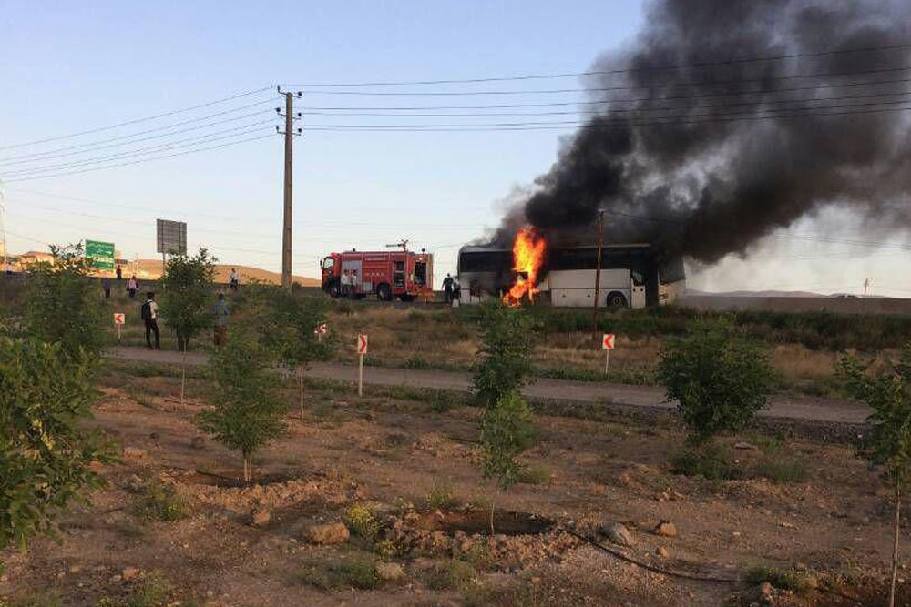 حادثه آتش سوزی اتوبوس حامل ۴۰ دانشجو در قم+ تصاویر