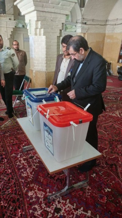 محسن رضایی رأی خود را در قم به صندوق انداخت‌