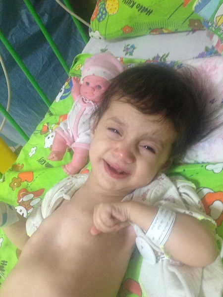 یاسمین، کوچولوی قمی در انتظار یاری خیرین کشور/ بیماری مزمنی که درمان آن فقط با پول حل می شود+ تصاویر