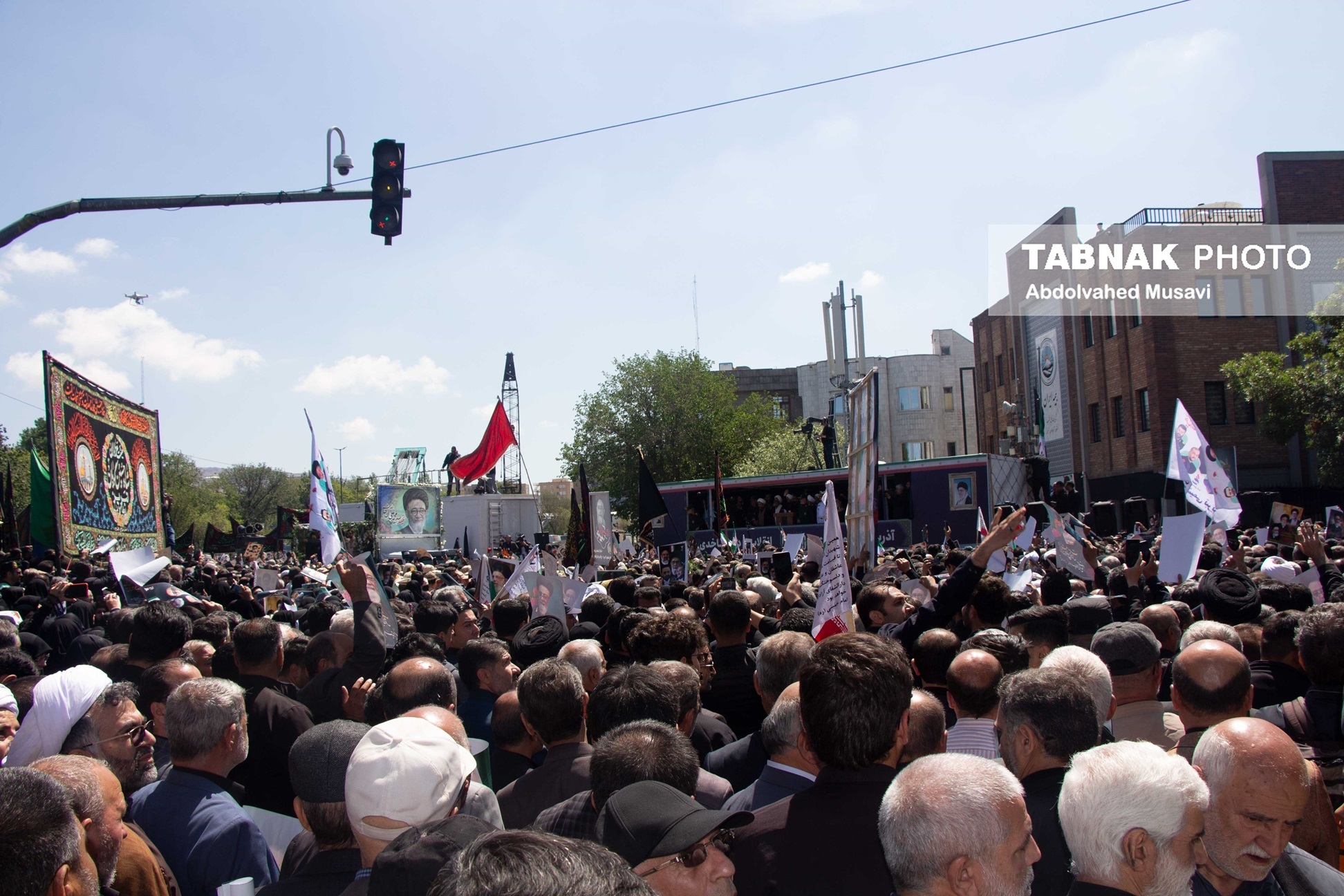 تصاویر/ تشییع حماسی امام جمعه شهید توسط مردم تبریز