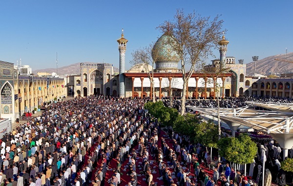 گزارش تصویری-نماز عید بندگی در سومین حرم اهل بیت (ع) اقامه شد