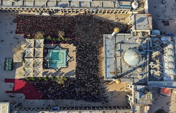 گزارش تصویری-نماز عید بندگی در سومین حرم اهل بیت (ع) اقامه شد