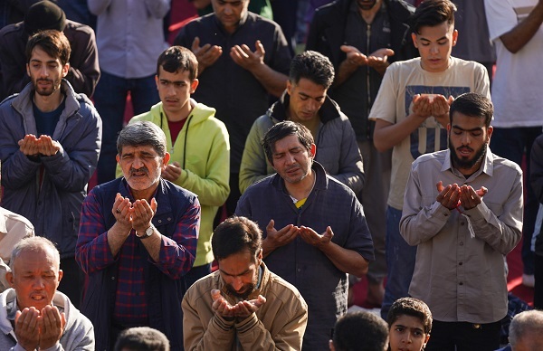 گزارش تصویری-نماز عید بندگی در سومین حرم اهل بیت (ع) اقامه شد