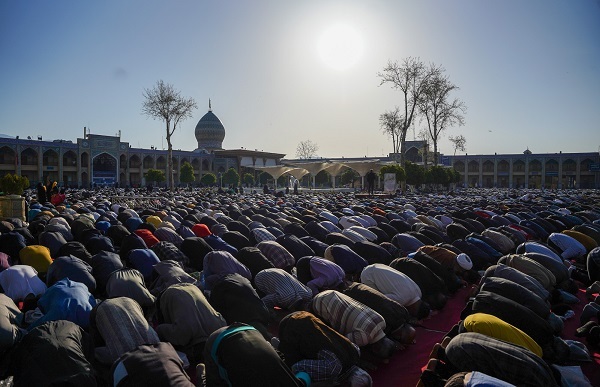 گزارش تصویری-نماز عید بندگی در سومین حرم اهل بیت (ع) اقامه شد