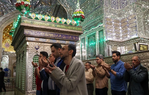 گزارش تصویری-نماز عید بندگی در سومین حرم اهل بیت (ع) اقامه شد