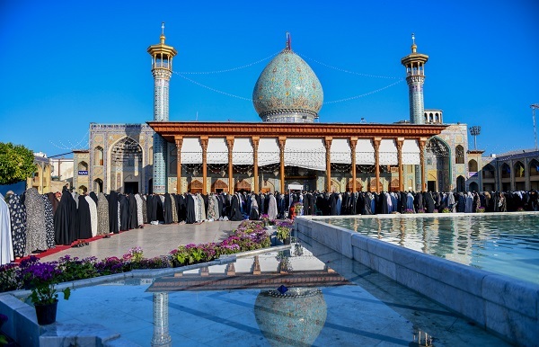 گزارش تصویری-نماز عید بندگی در سومین حرم اهل بیت (ع) اقامه شد