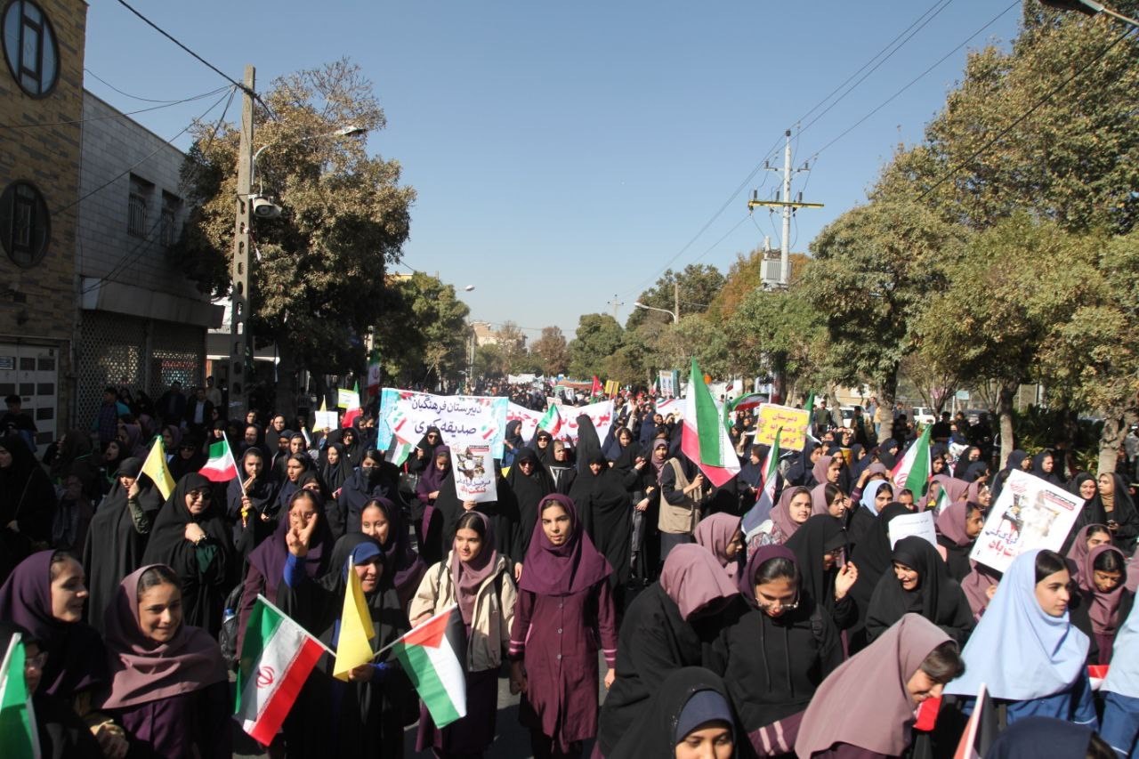 حماسه استکبارستیزی مردم اراک در راهپیمایی ۱۳ آبان به روایت تصویر