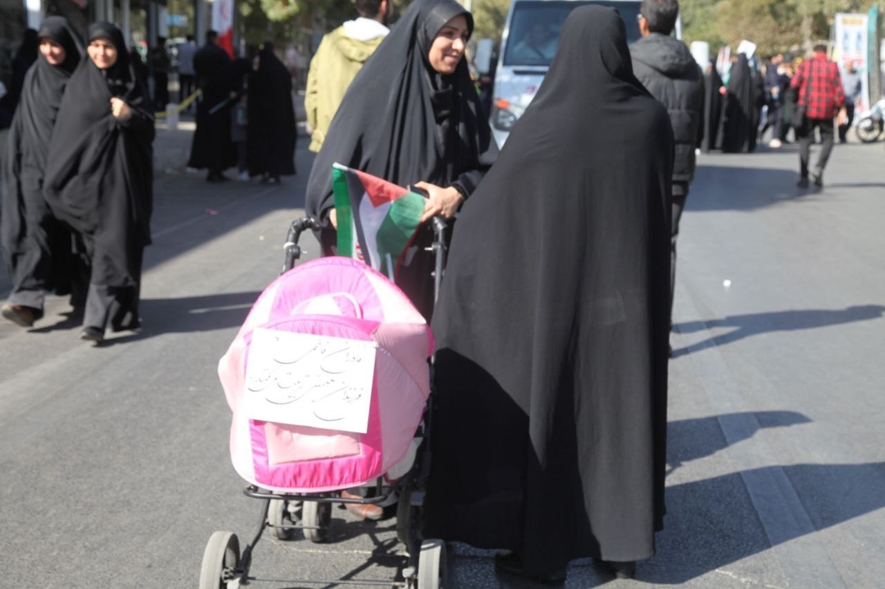 حماسه استکبارستیزی مردم اراک در راهپیمایی ۱۳ آبان به روایت تصویر