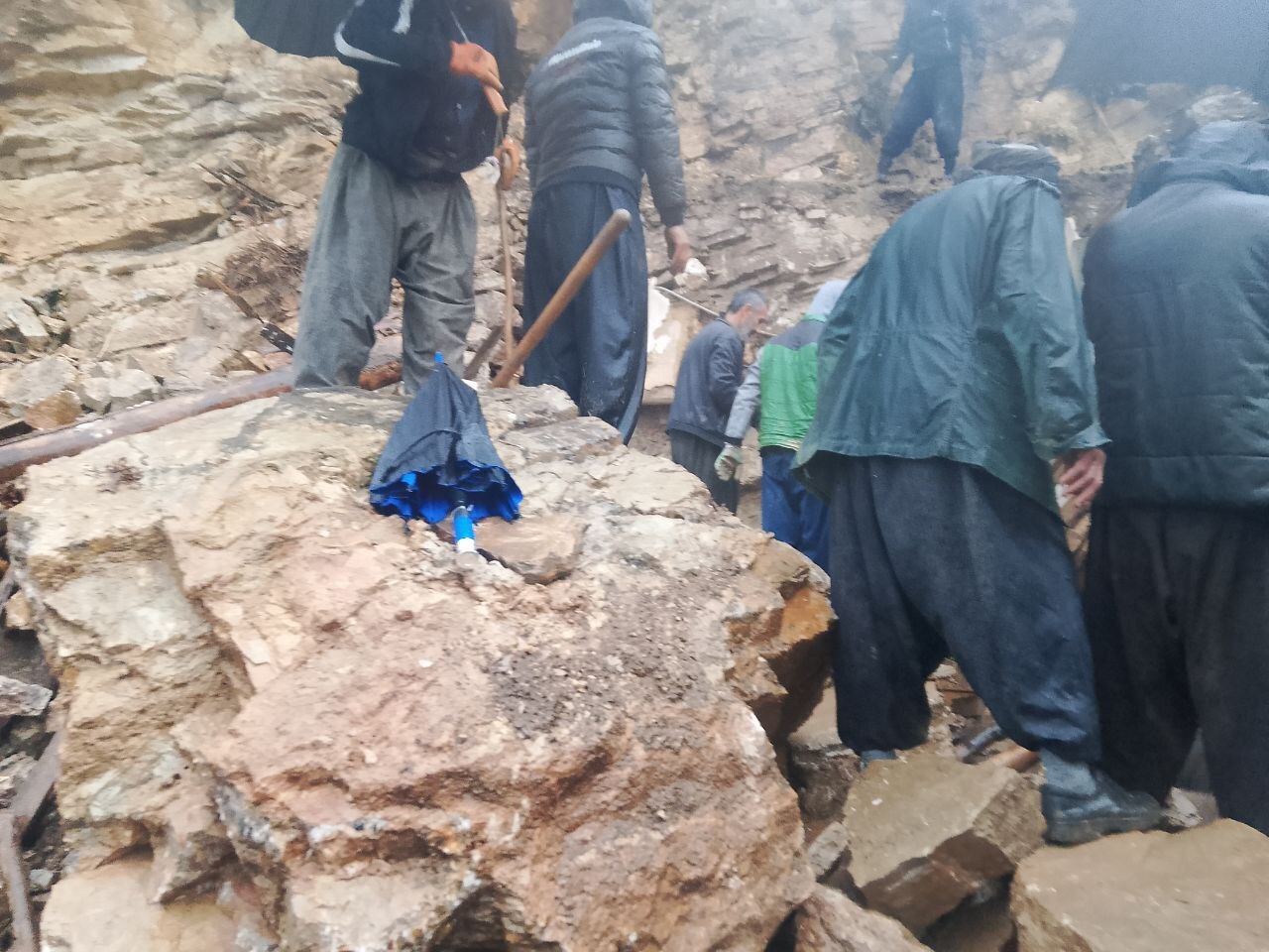 خسارت باران و ریزش سنگ در هورامان تخت/ دامها گرفتار آوار شدند، جانی در خطر نبود + تصاویر خسارت باران و ریزش سنگ در هورامان تخت/ دامها گرفتار آوار شدند، جانی در خطر نبود + تصاویر