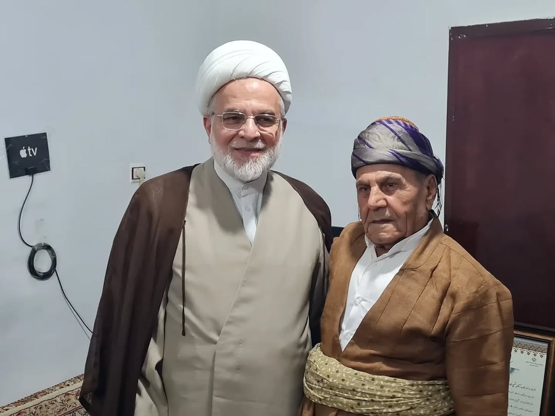 تجلیل نماینده ولیفقیه و مسئولان فرهنگی از هنرمند کردستانی/ آواز سیاوچمانه ماموستا کیمنهای برای نماینده رهبری + فیلم و تصاویر تجلیل نماینده ولیفقیه و مسئولان فرهنگی از هنرمند کردستانی/ آواز سیاوچمانه ماموستا کیمنهای برای نماینده رهبری + فیلم و تصاویر