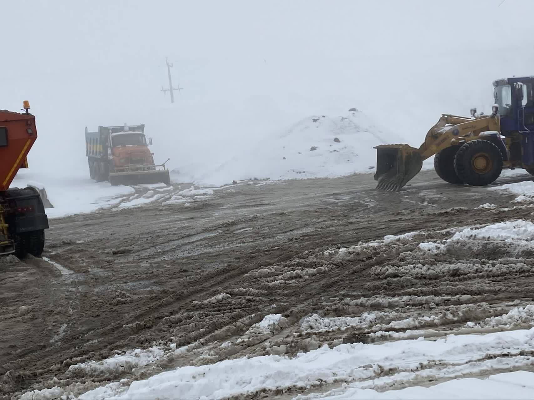 در حال حاضر تردد در محور گردنه اسدآباد برقرار است در حال حاضر تردد در محور گردنه اسدآباد برقرار است
