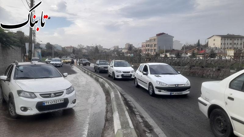 ترکیدگی لوله آب شُرب کنار پل زرجوب، دردسرساز شد/ گلایه اداره آب رشت از نبود همکاری راهور!