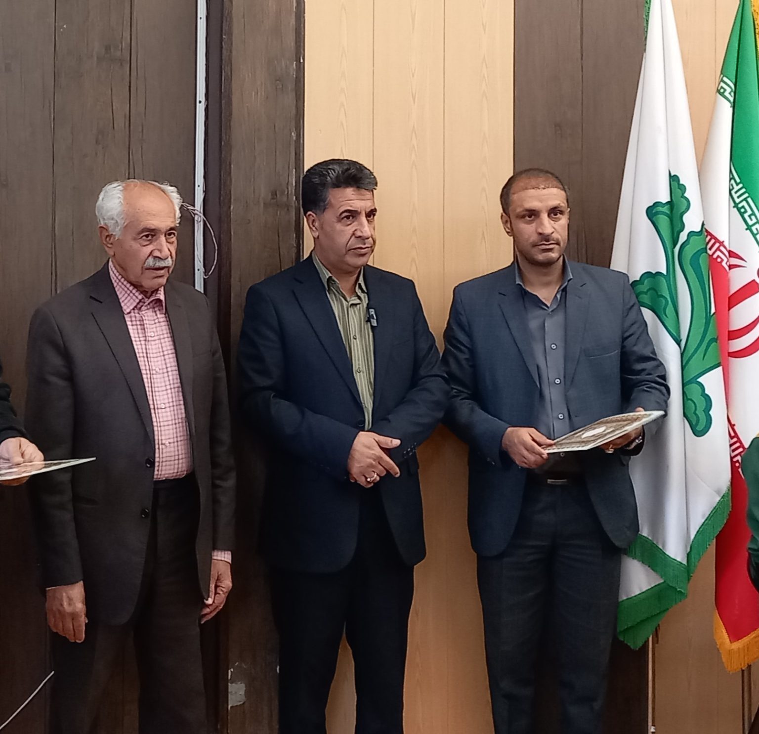 تجلیل از زحمات خاموش حافظان نفس شهر خرمآباد تجلیل از زحمات خاموش حافظان نفس شهر خرمآباد